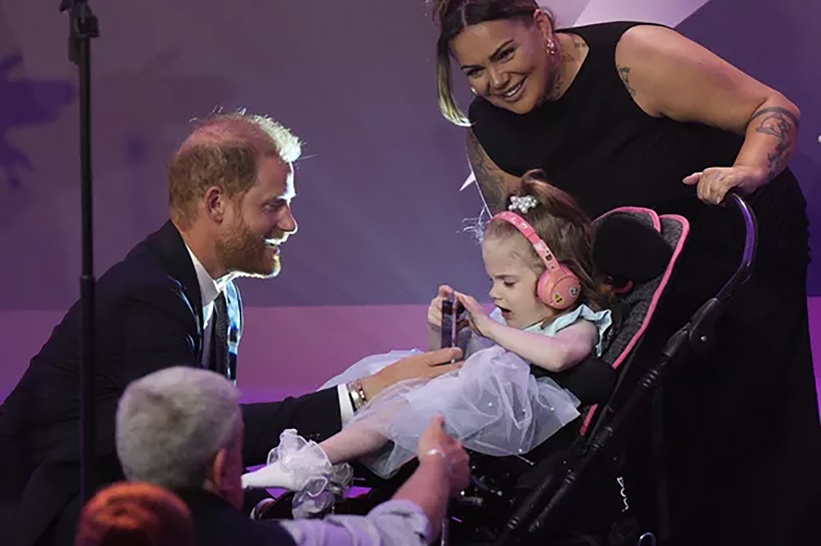 ウェルチャイルド・アワードのステージに立つハリー王子