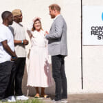 地域のレコーディングスタジオで談笑するハリー王子