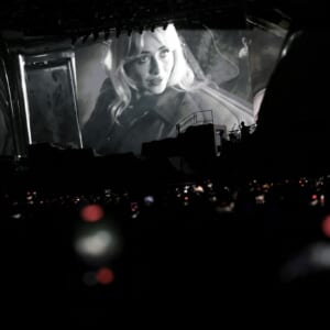 サブリナ・カーペンターのステージにスーザン・サランドンが登場した理由とは？