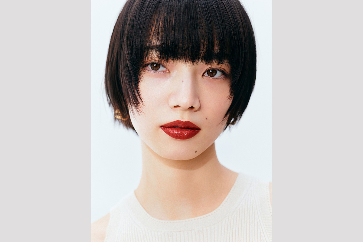 シャネル、ルージュ ココを纏った小松菜奈の新ビジュアルを公開