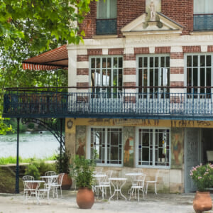 パリ近郊「ラ・メゾン・フルネーズ」で味わう、ルノワールの名作『舟遊びの人々の昼食』の食事。