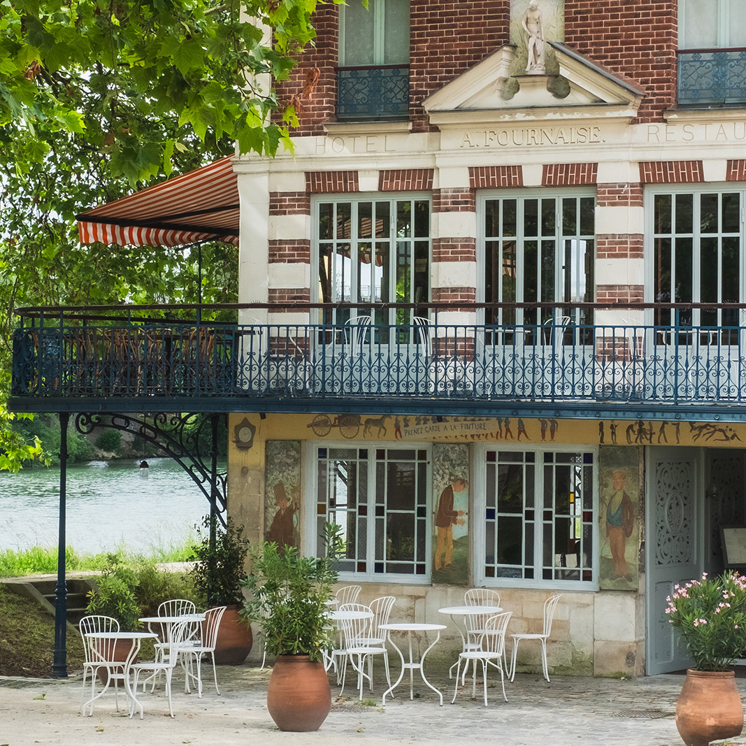 パリ近郊「ラ・メゾン・フルネーズ」で味わう、ルノワールの名作『舟遊びの人々の昼食』の食事。