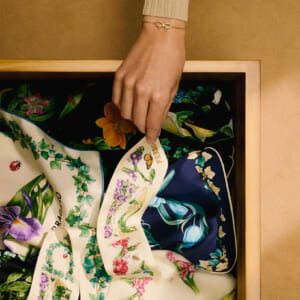 母と娘の絆を深める、フェラガモの母の日コレクションを贈ろう。