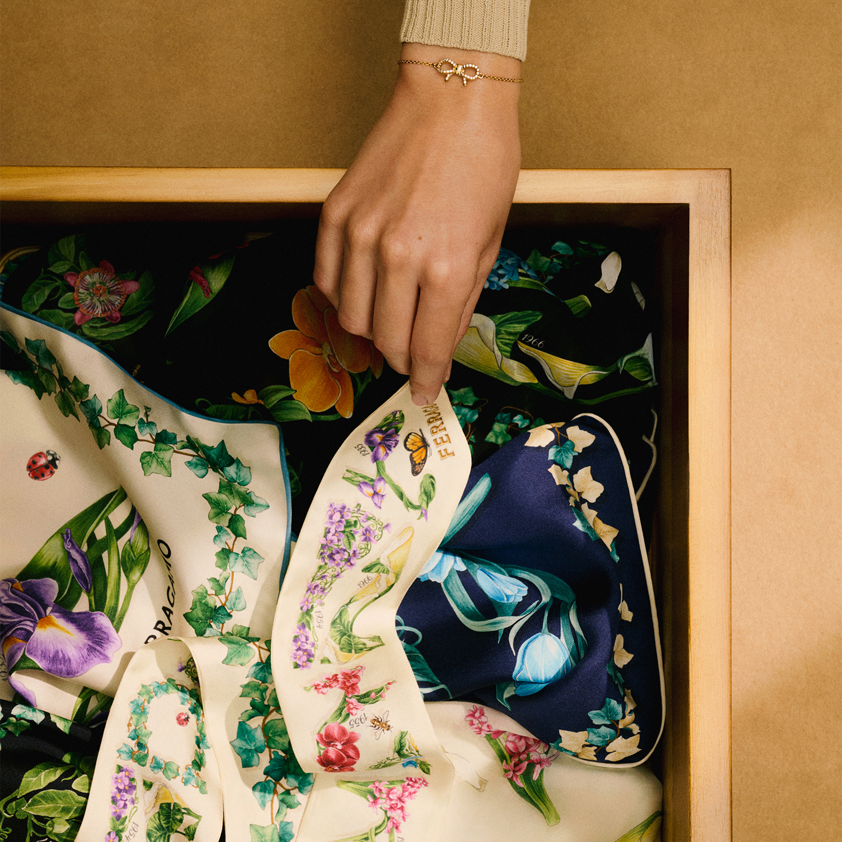 母と娘の絆を深める、フェラガモの母の日コレクションを贈ろう。