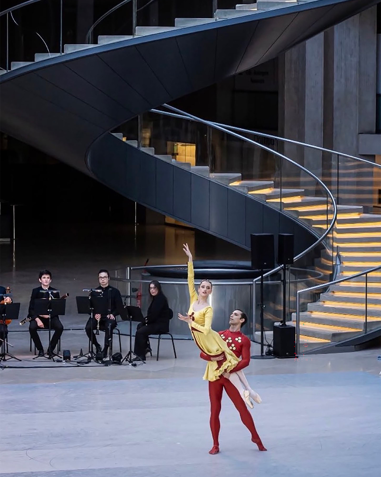 ルーヴル美術館のピラミッドの下、オペラ座エトワールたちの身体が空間に舞った。