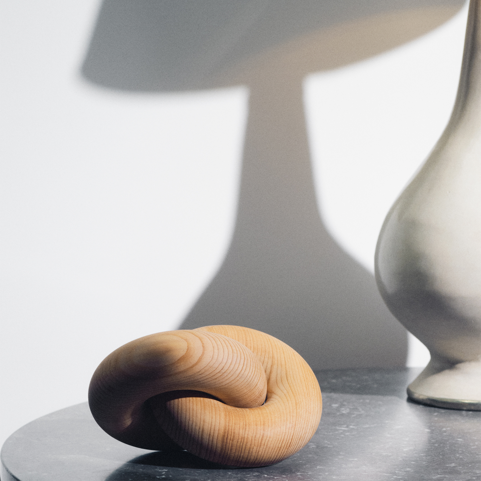 住空間や衣服に香りを添える、ルメールが香りのオブジェを発表。