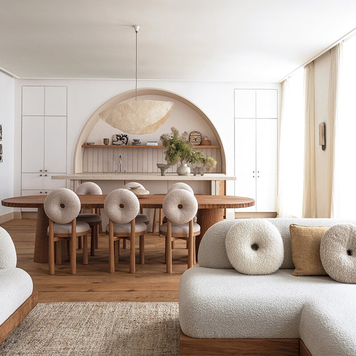 【憧れの家作り】新居を建てるなら心地いい設計を！ パリの実例に学ぶ有機的インテリアのヒント。