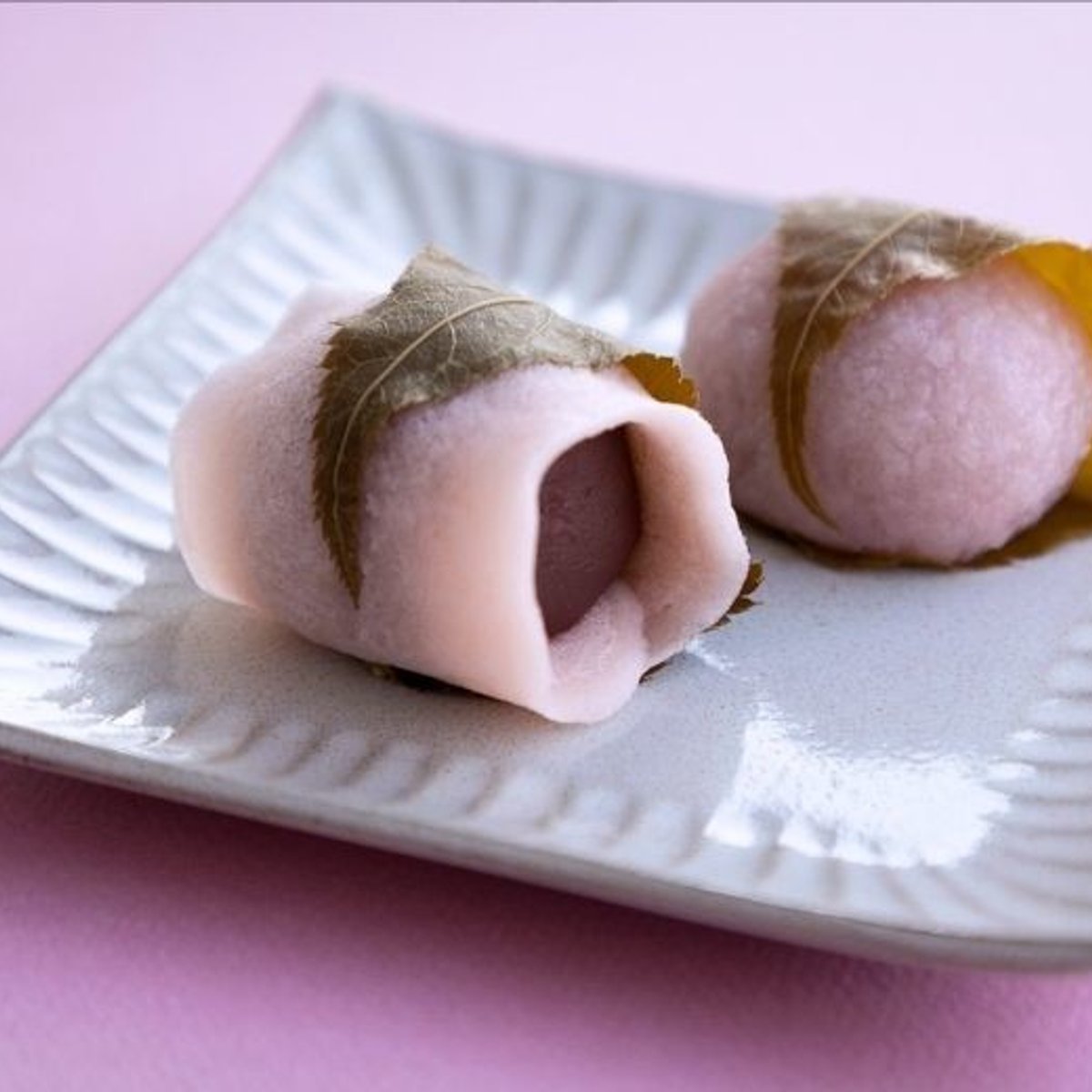 満開の花を見上げていただきたい、春めく気分の桜餅。