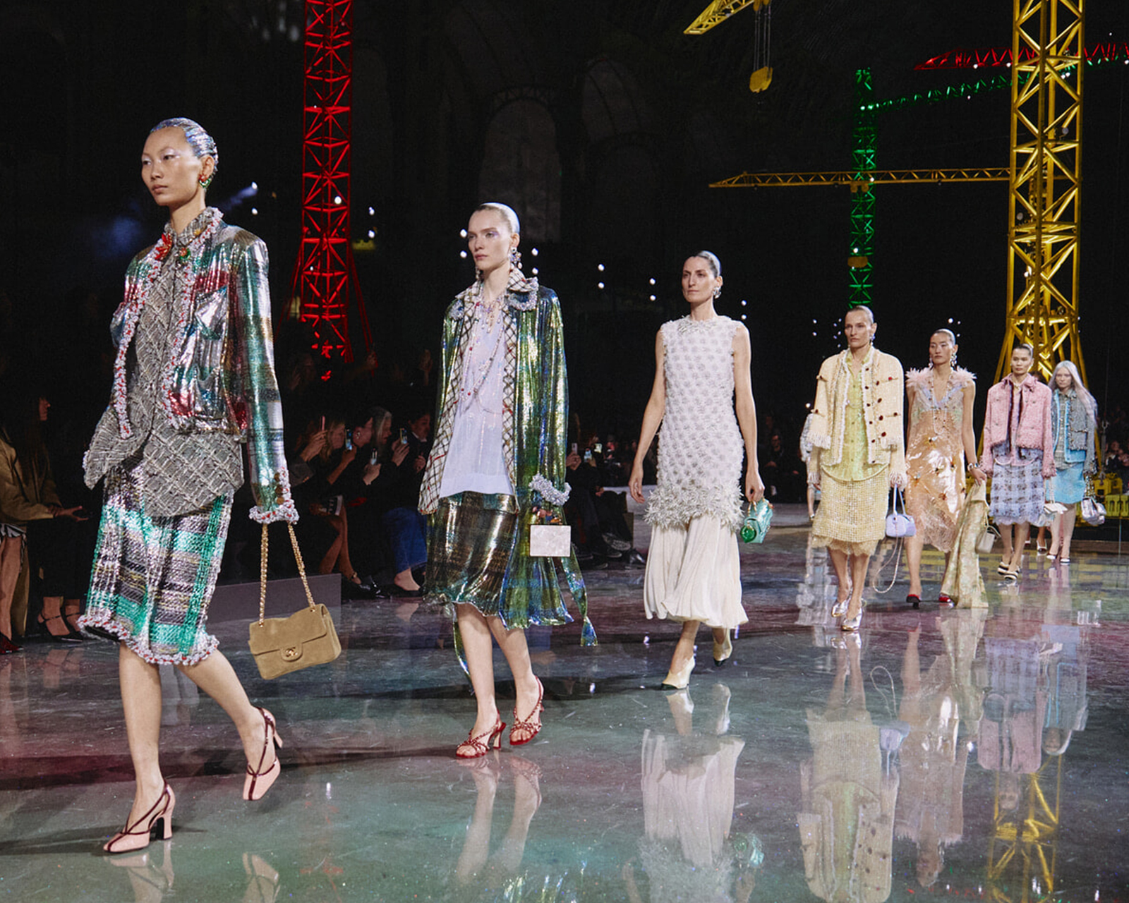 シャネルが生み出すパラドックス（逆説）が共存する女性の服。2026年秋冬コレクションをレポート。