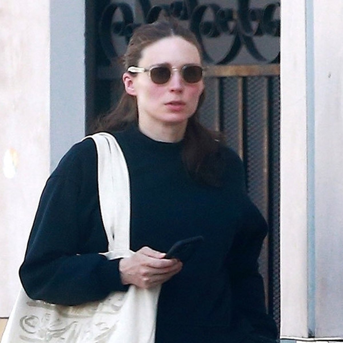 ルーニー・マーラの自然体なマタニティ姿をキャッチ！