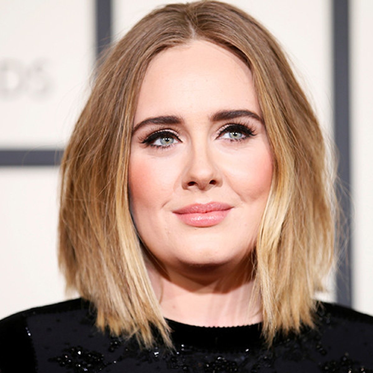 まるで別人⁉ アデルがビキニトップ姿のセルフィーを披露。