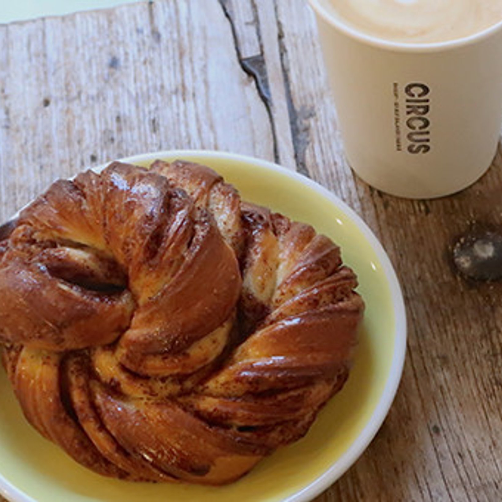 パリの朝は、焼きたてシナモンロールで始めよう。