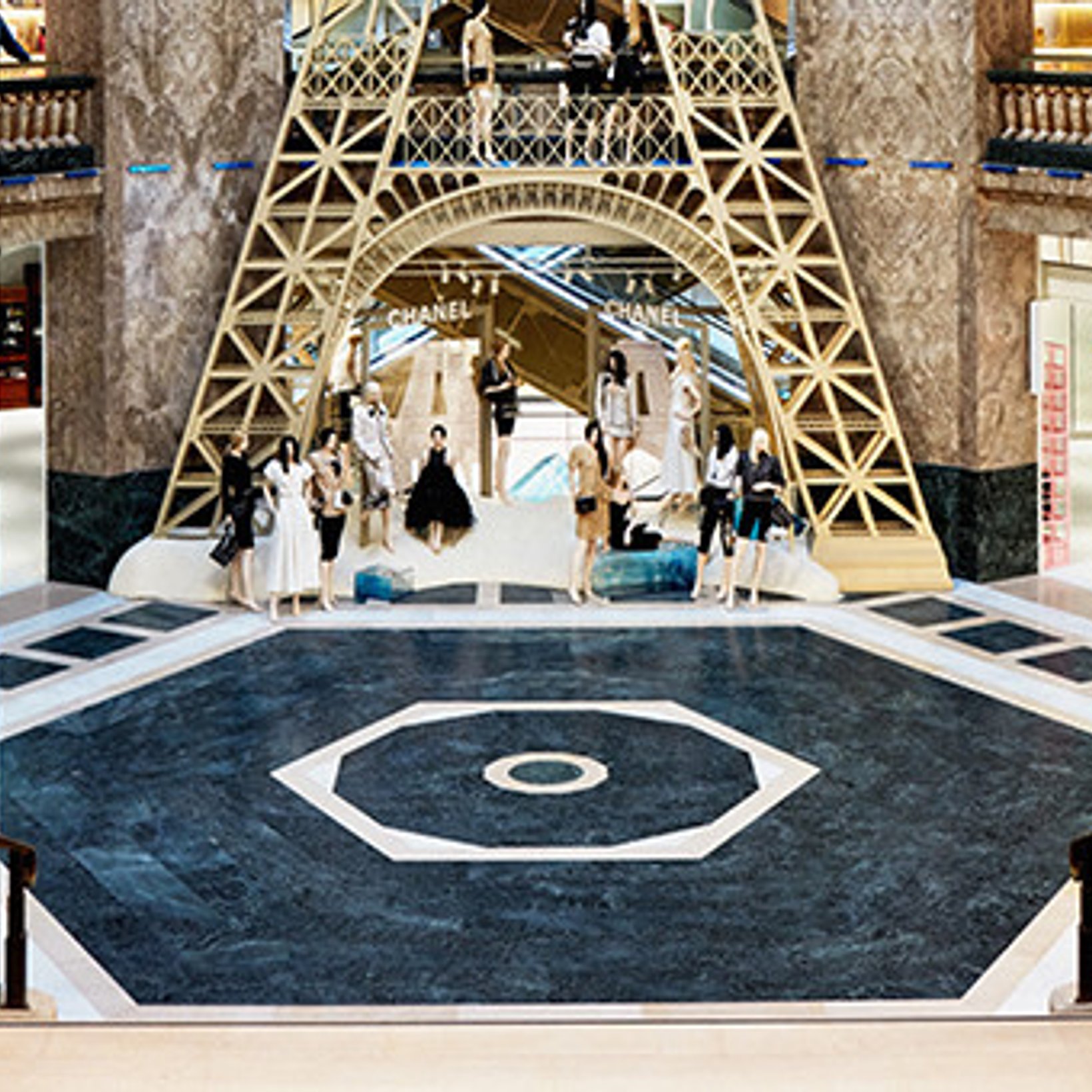 心うきうき、ギャラリー・ラファイエット・シャンゼリゼ。