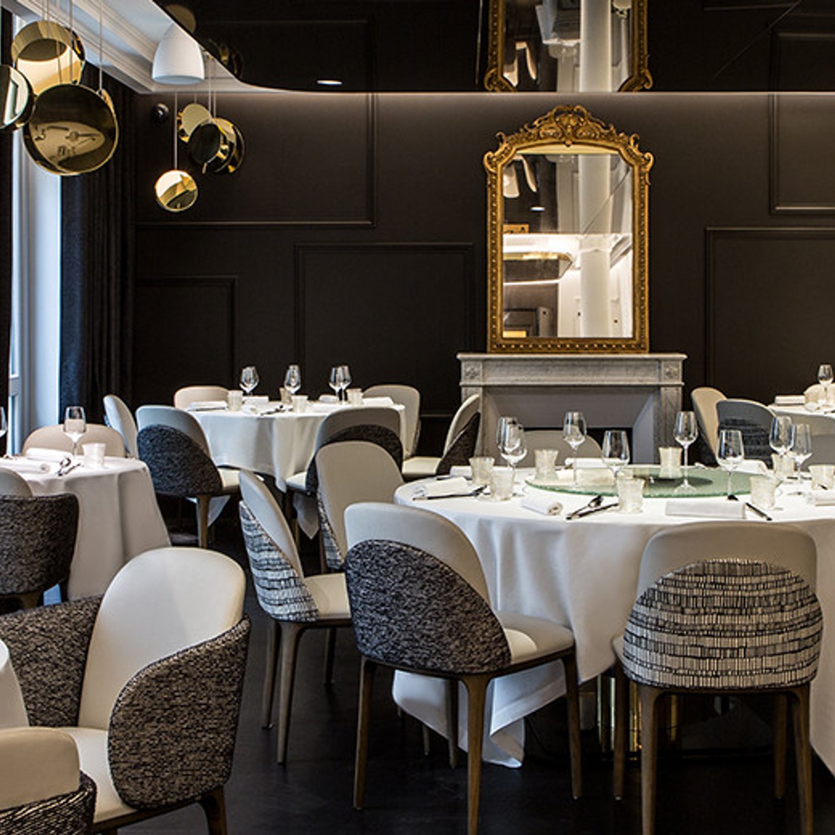 ヘネシー家の元お屋敷で、チャイナ・タパスとカクテルを。