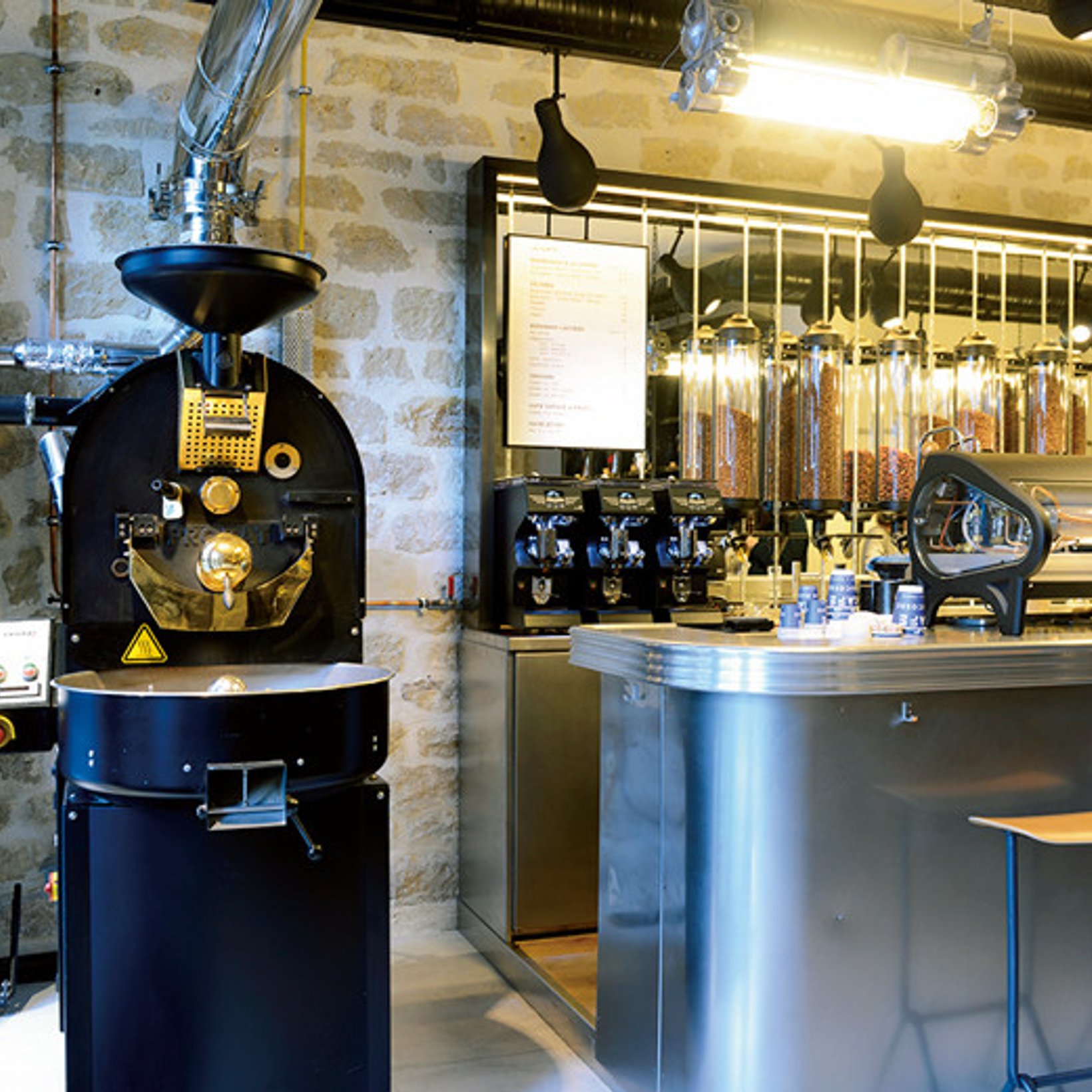 アラン・デュカスのカフェで、香り高いスペシャルなコーヒーを。