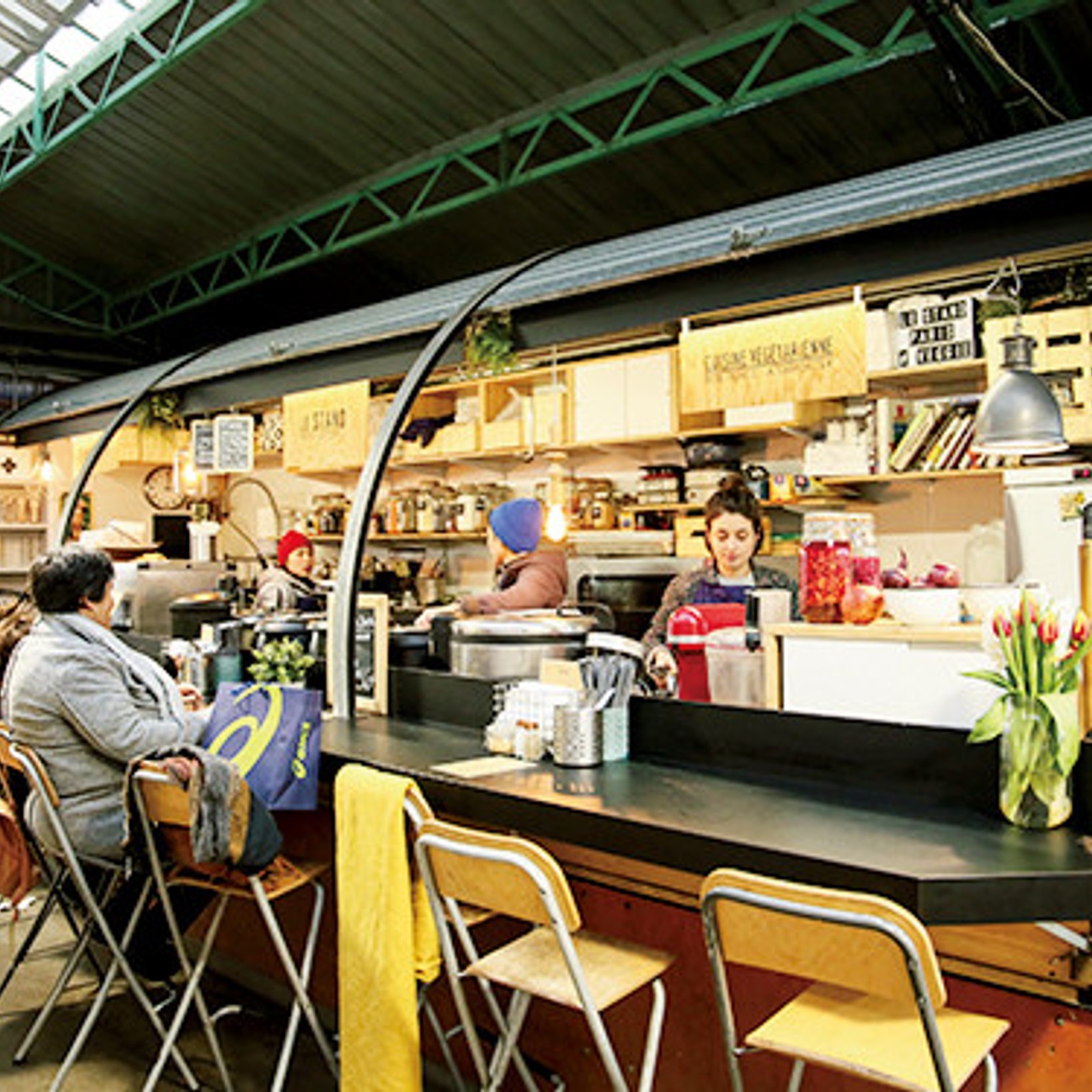 ヴィーガン、グルテンフリーメニューも！ 新鮮野菜のボウルを楽しむベジタリアン料理。