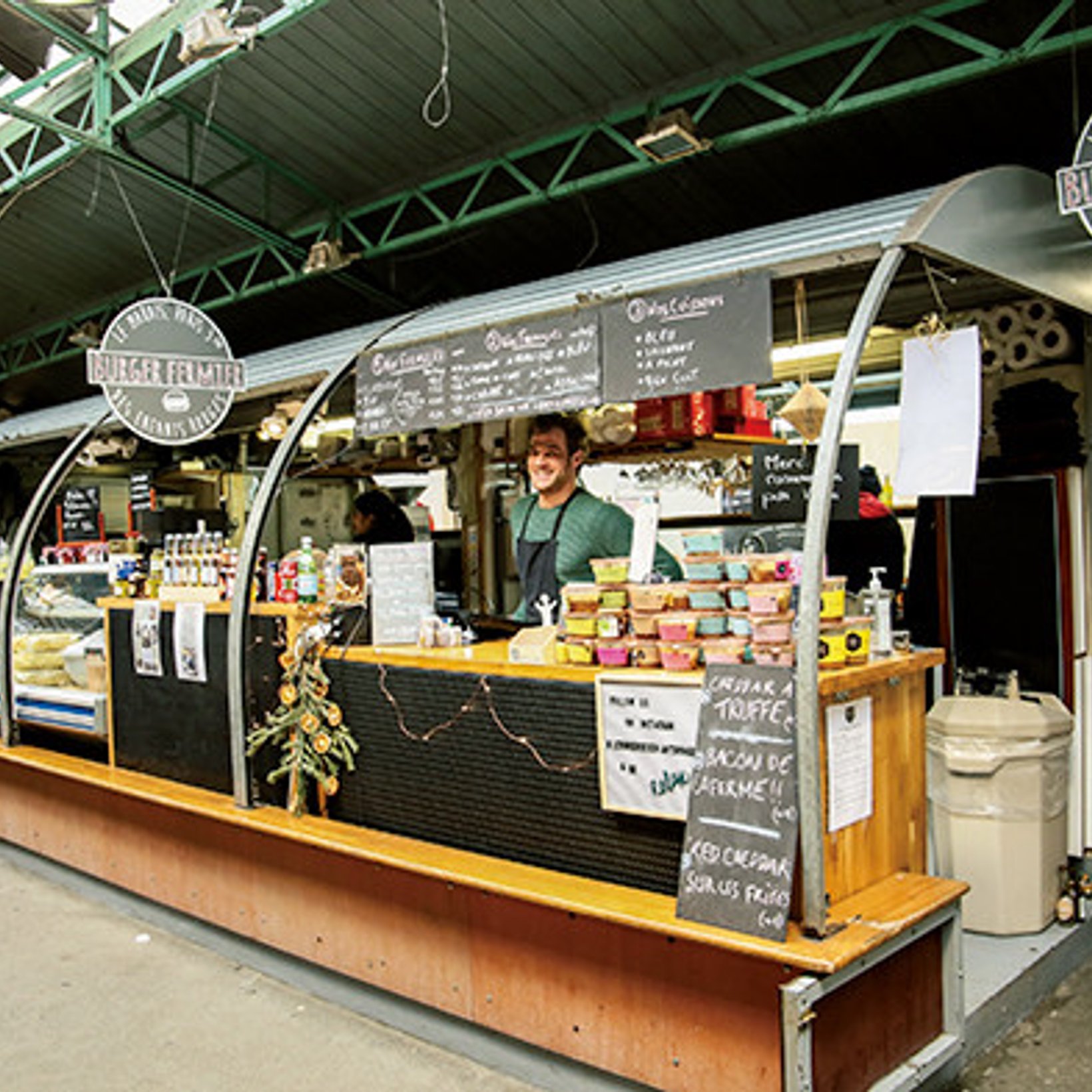 老舗マルシェで、地産地消にこだわった自慢のバーガーを。