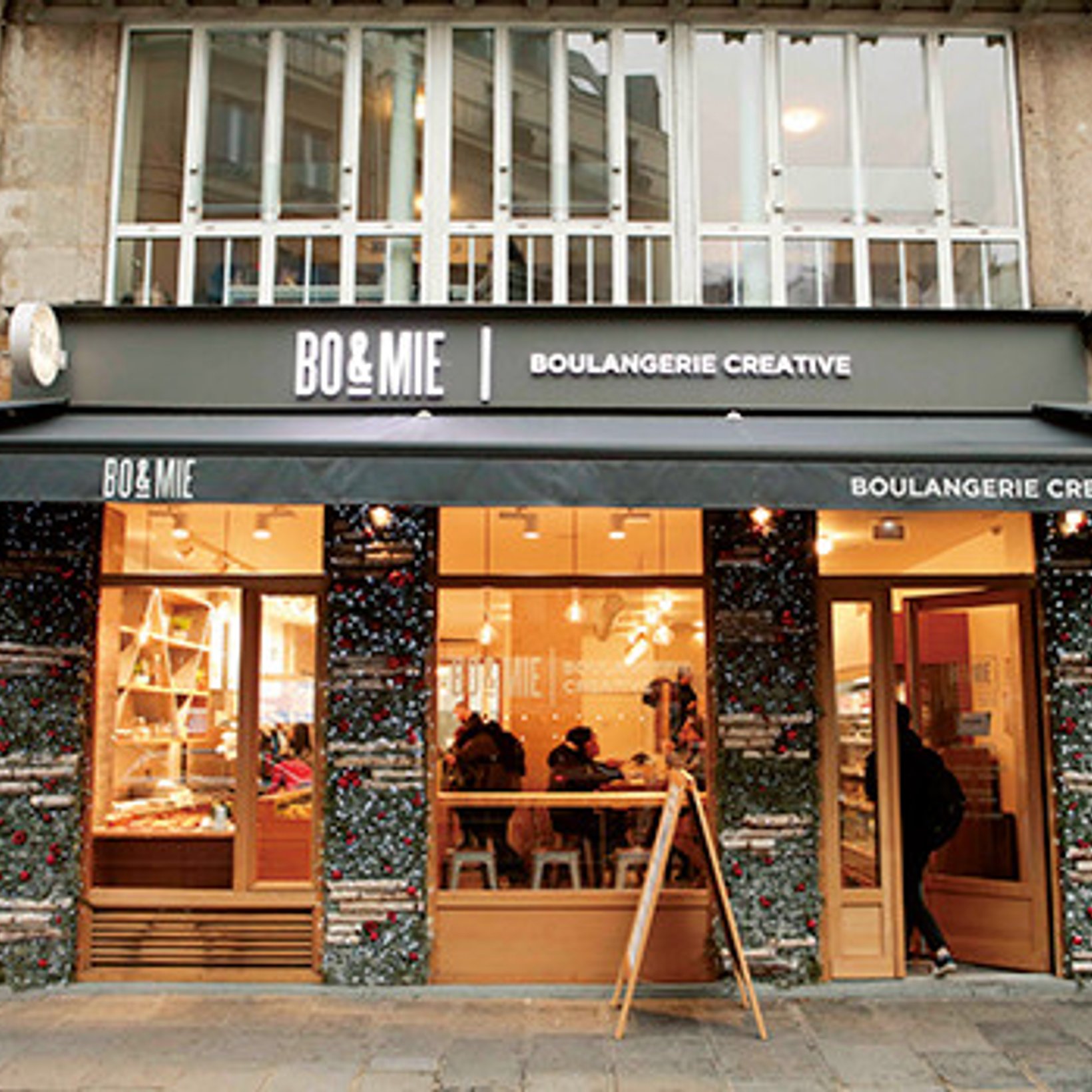 パリ市内に4店舗、伝統菓子から惣菜まで幅広い品揃えが人気のブーランジェリー。