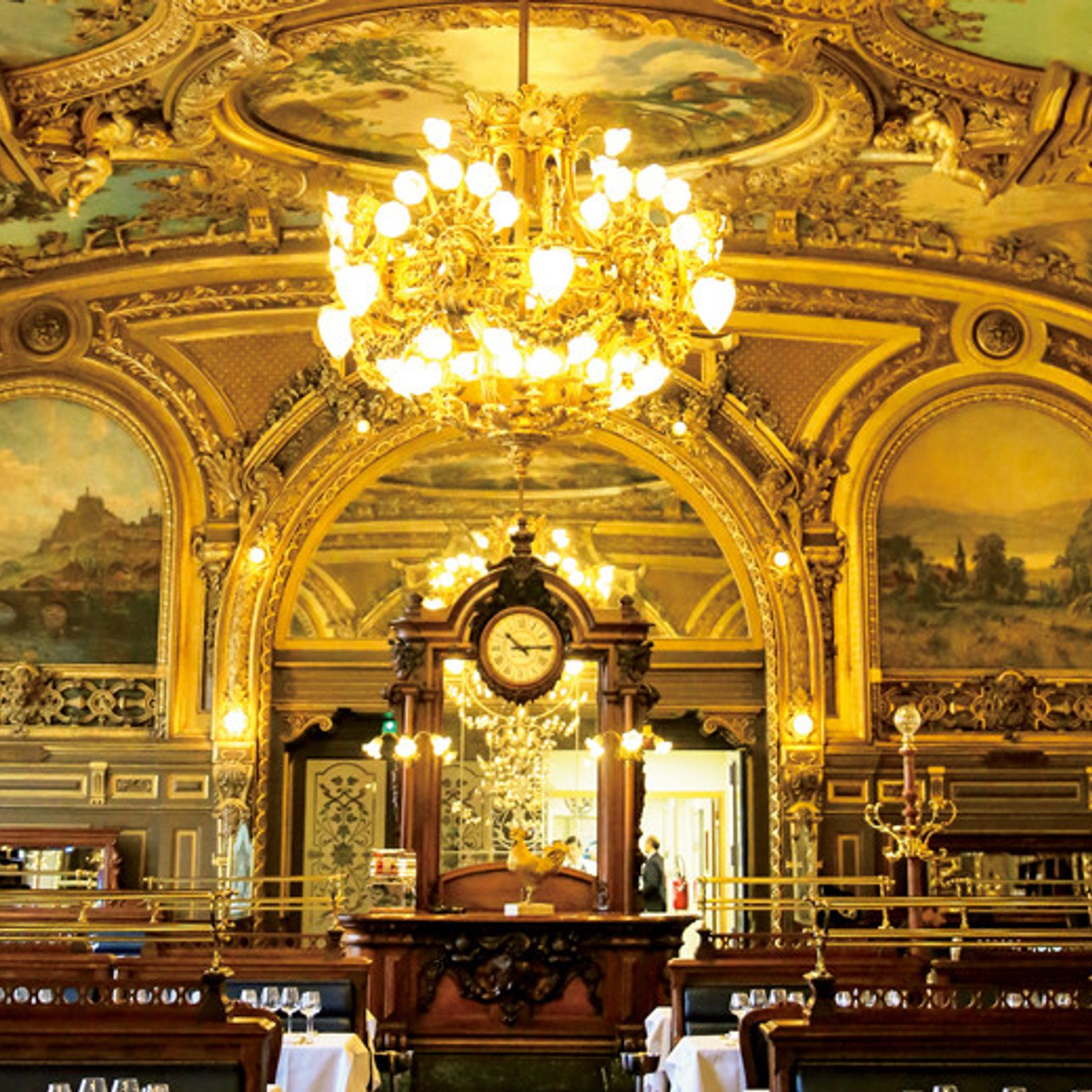 パリで最も豪奢な駅中レストランで、フランス全国の郷土料理を味わう。