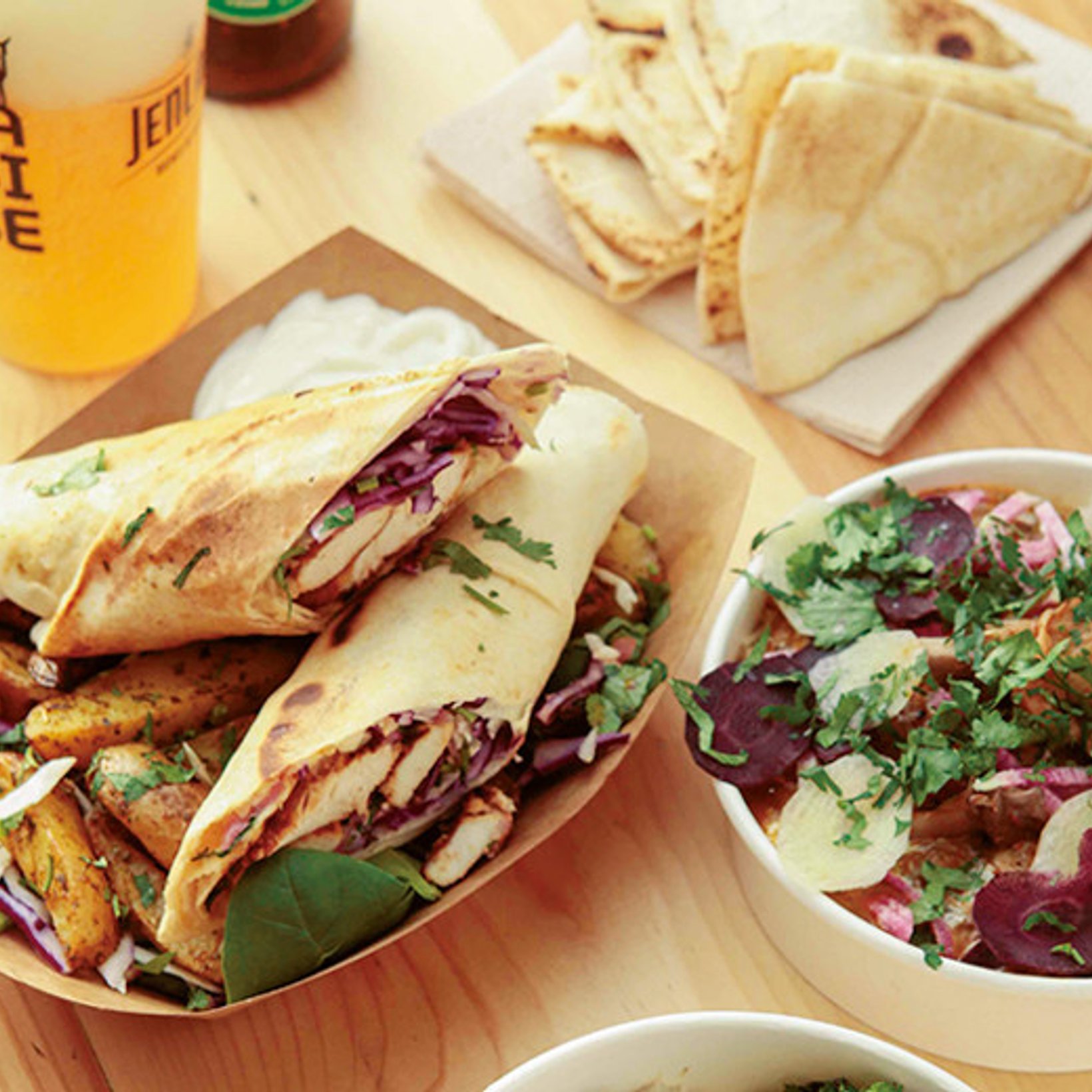 さまざまな国の難民シェフが手がける、本場の味わいが大人気。