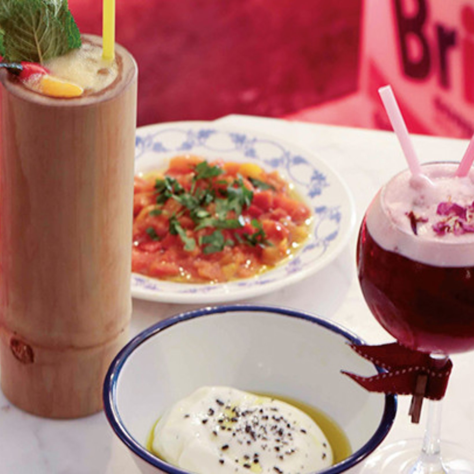 洗濯機の扉を開けると異空間!? ユニークな仕掛け満載の隠れ家バーへ。