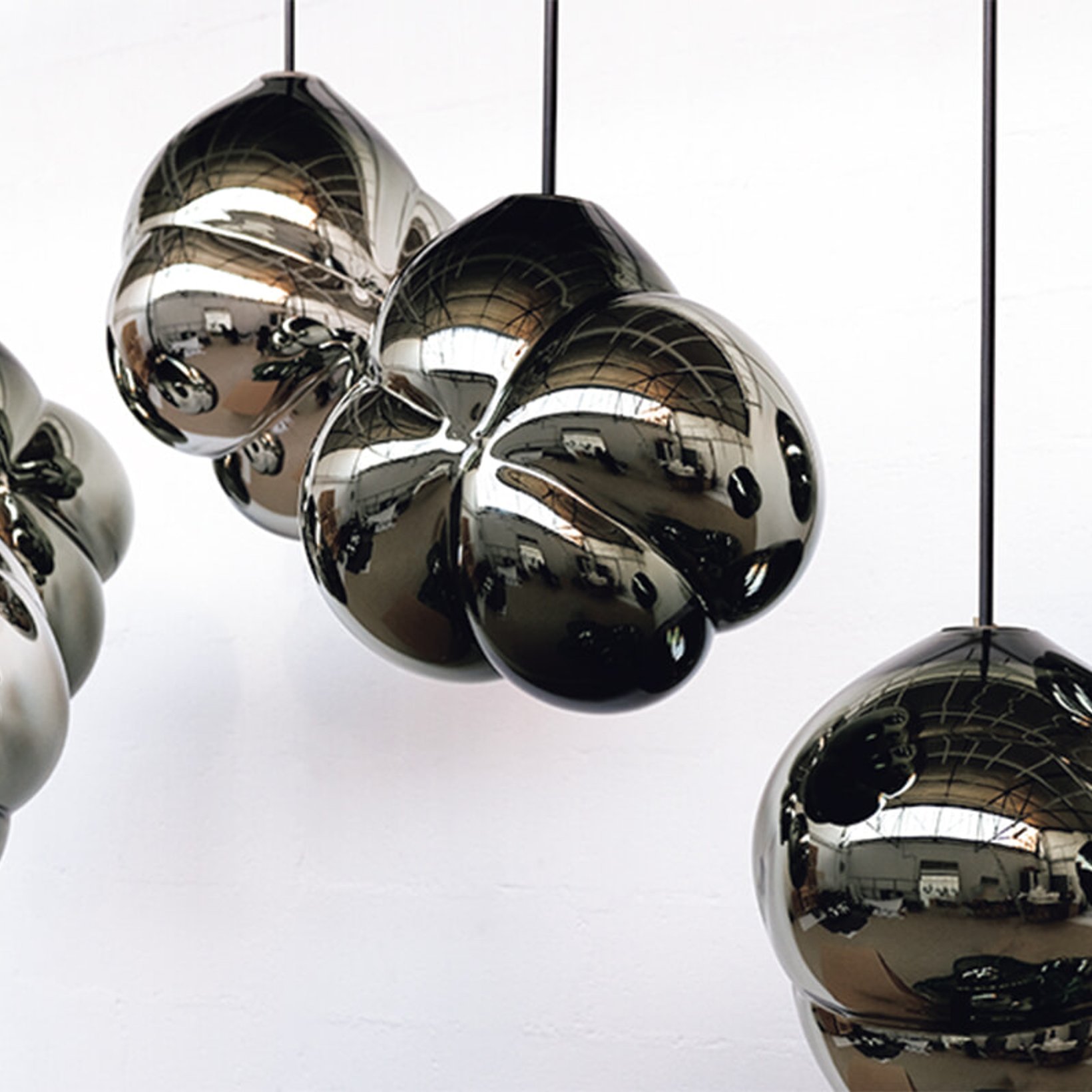 手拭きガラスで魅せる、エレガントでミニマルな作品を展示。