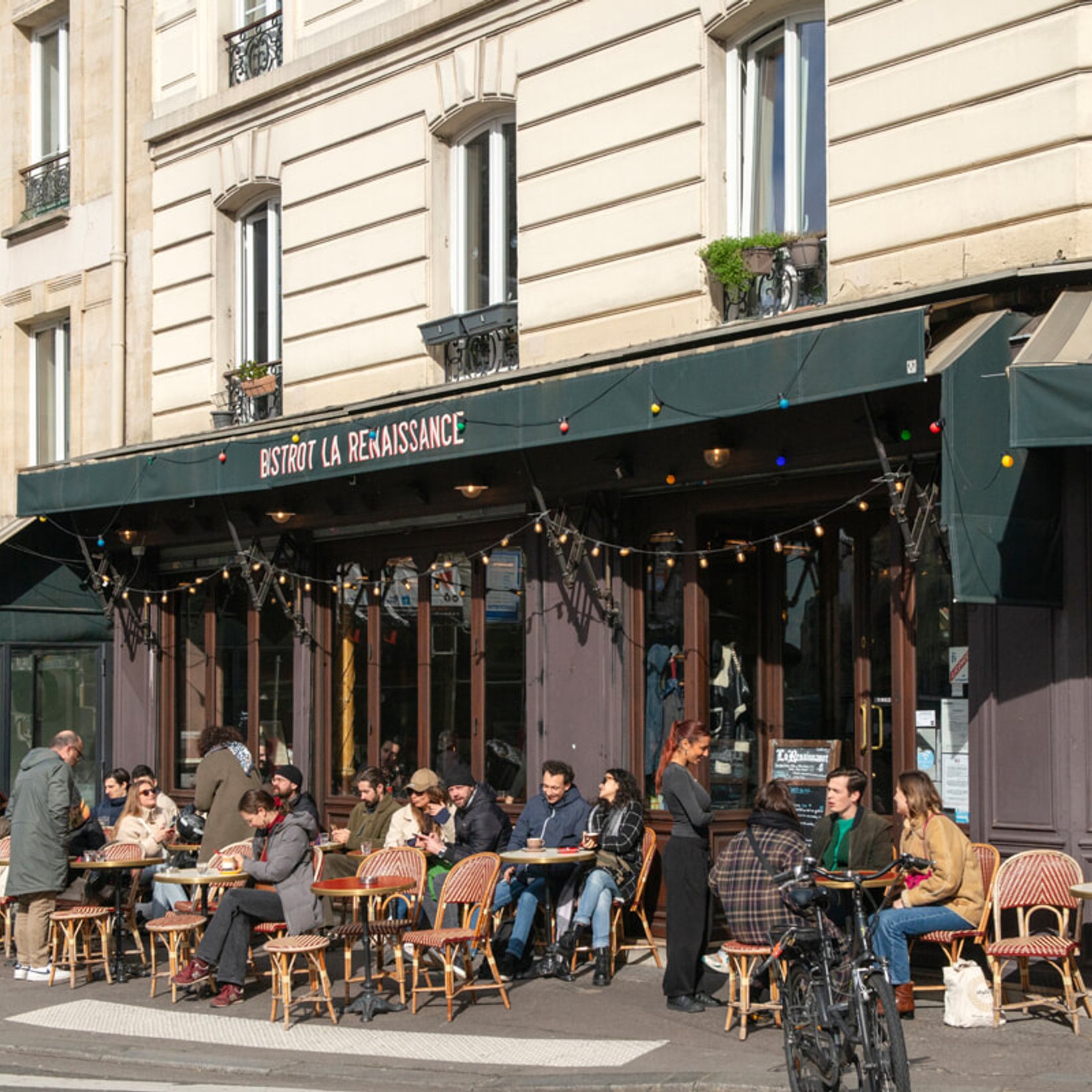 撮影ロケ地にひっぱりだこの、パリらしいカフェならここ。【仏版マダムフィガロエディター行きつけのカフェごはん】