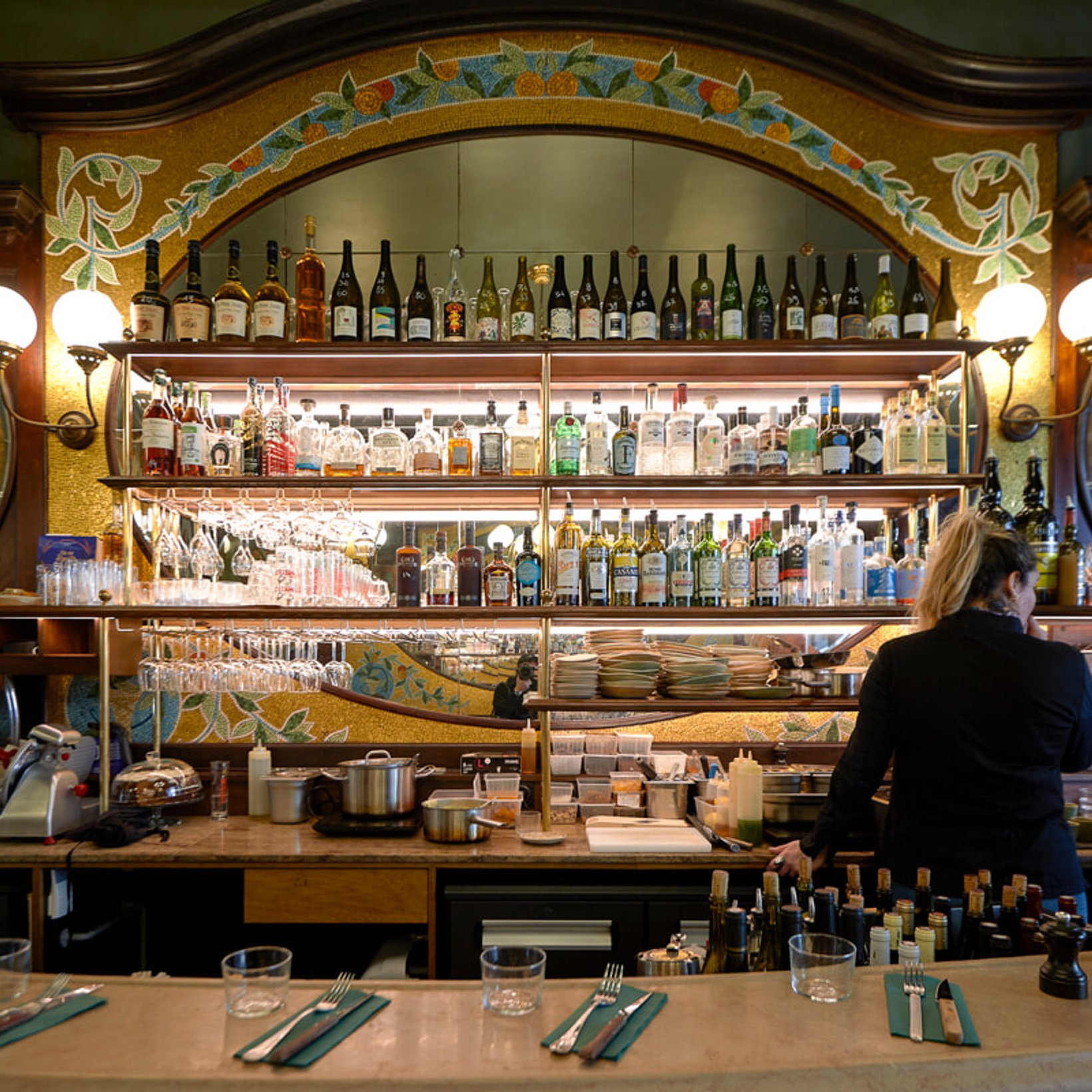 内装も一見の価値あり。シュルレアリストも集った歴史的アドレスが大復活！【仏版マダムフィガロエディター行きつけのカフェごはん】