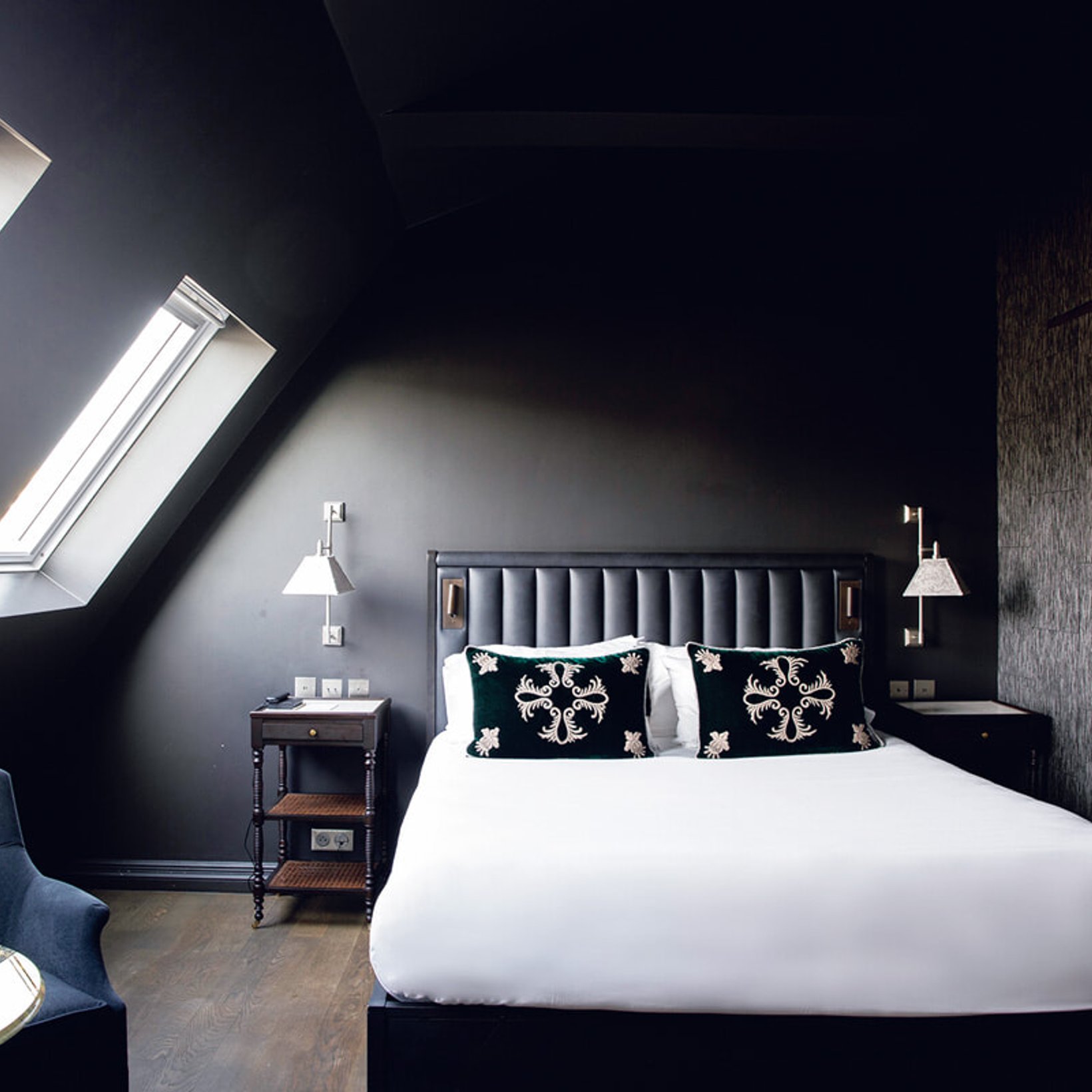 フランス装飾芸術とアジアの交差点に眠る。