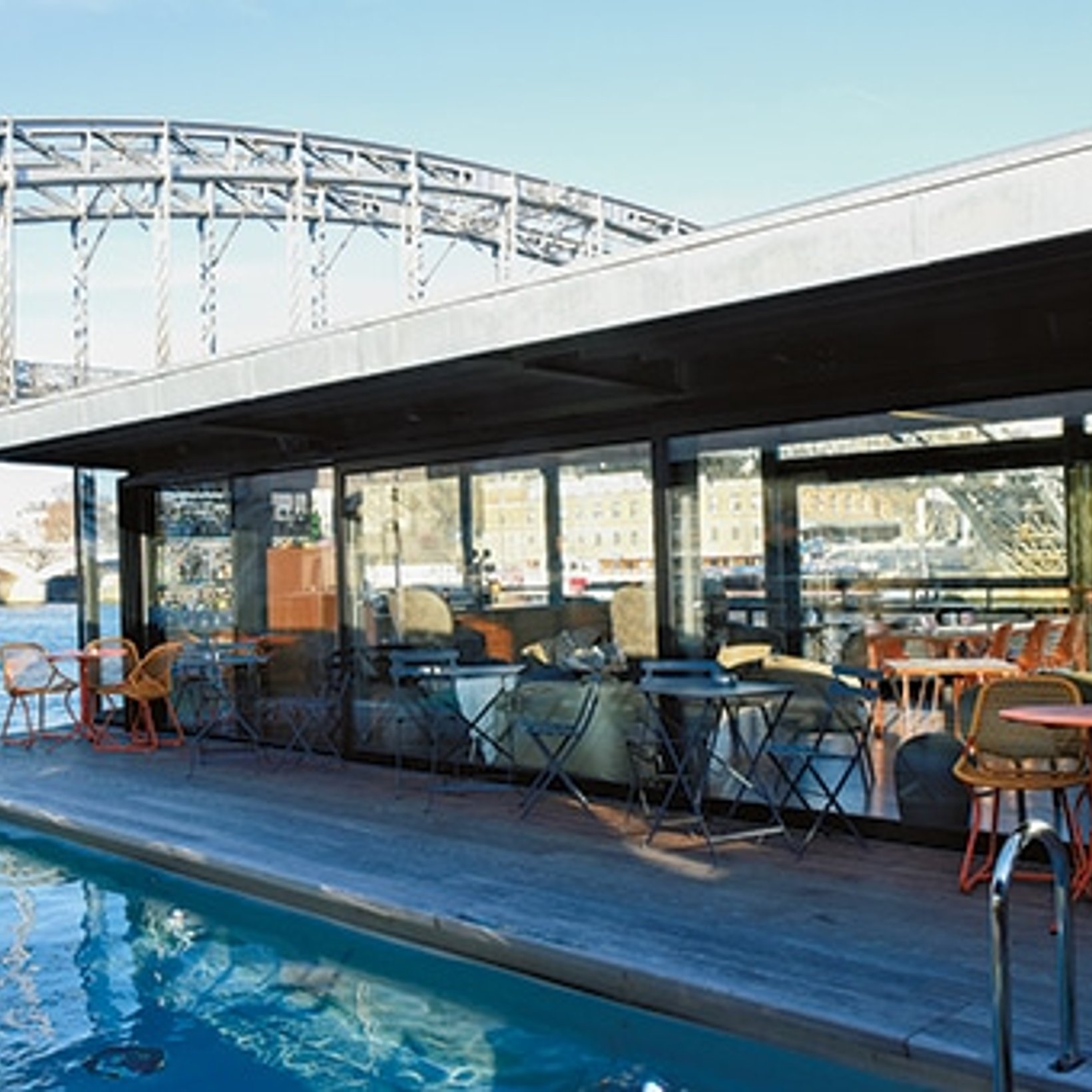 パリ・セーヌ川に浮かぶホテルで、煌めく夜を。