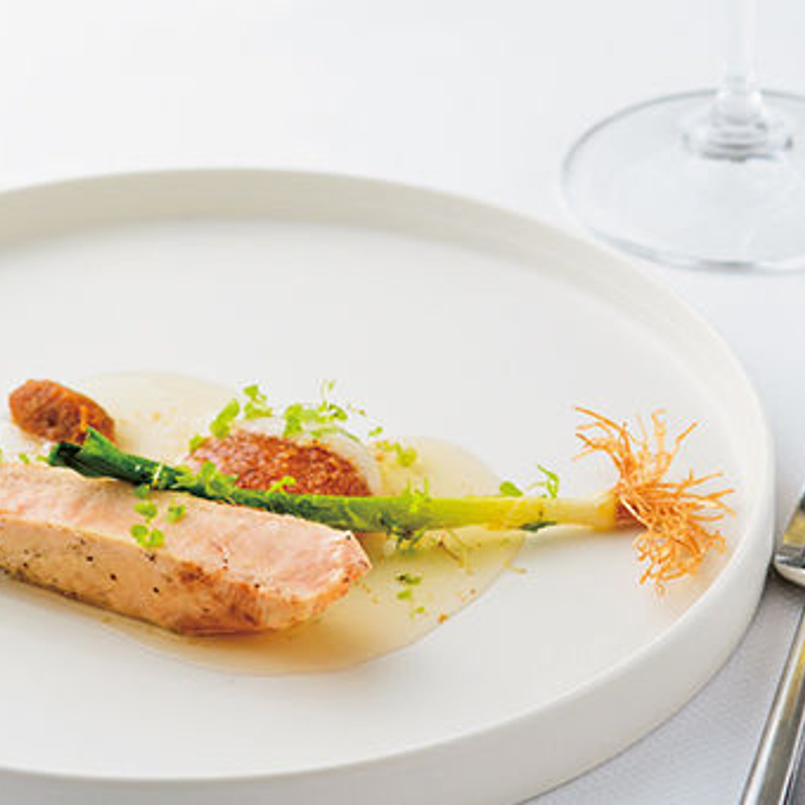 パリで楽しむ、備長炭で焼いた牛肉の食べ比べ。