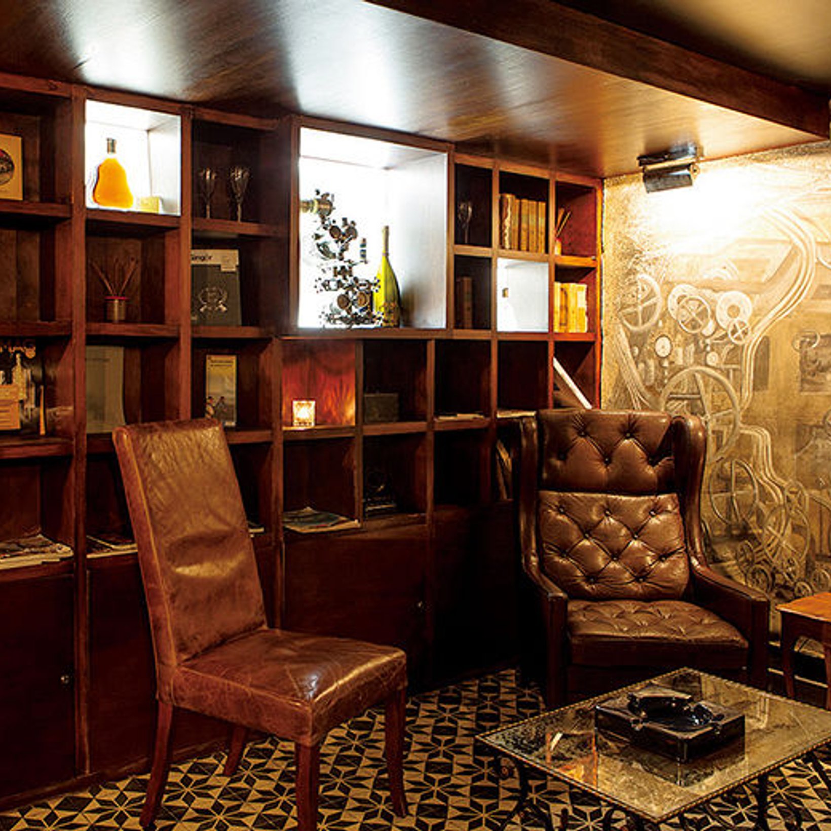 潜水艦を模したバーは、パリの大人の社交場。