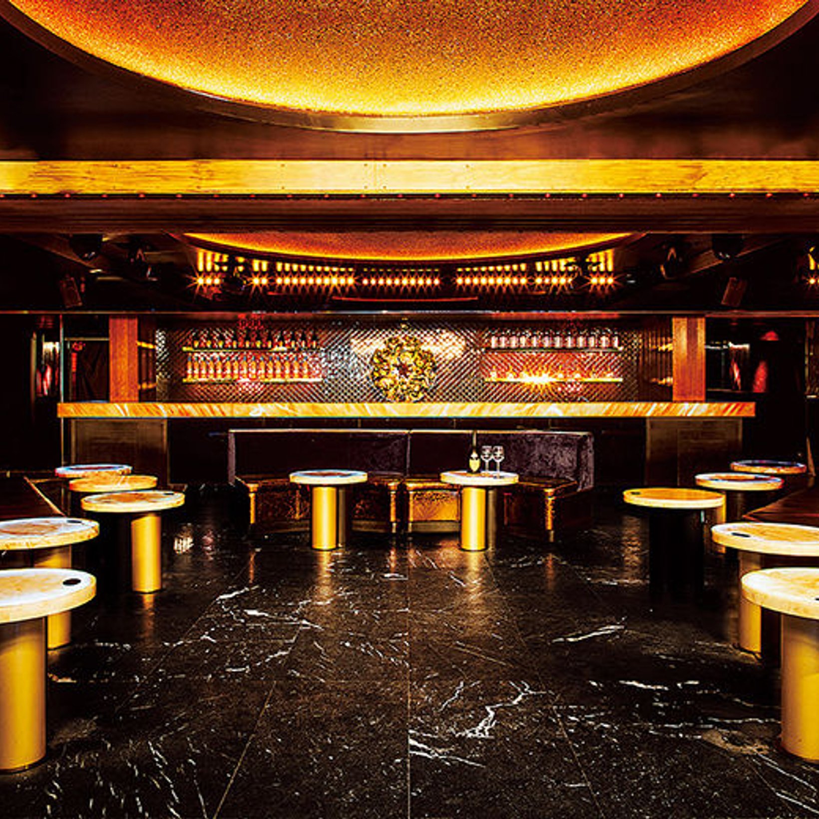 不死鳥のごとく甦った、パリいちのセレブクラブへ！