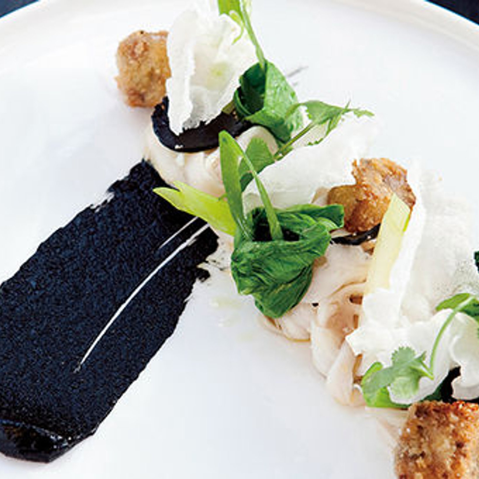 パリのビストロで、物語を感じさせる美しいひと皿を。