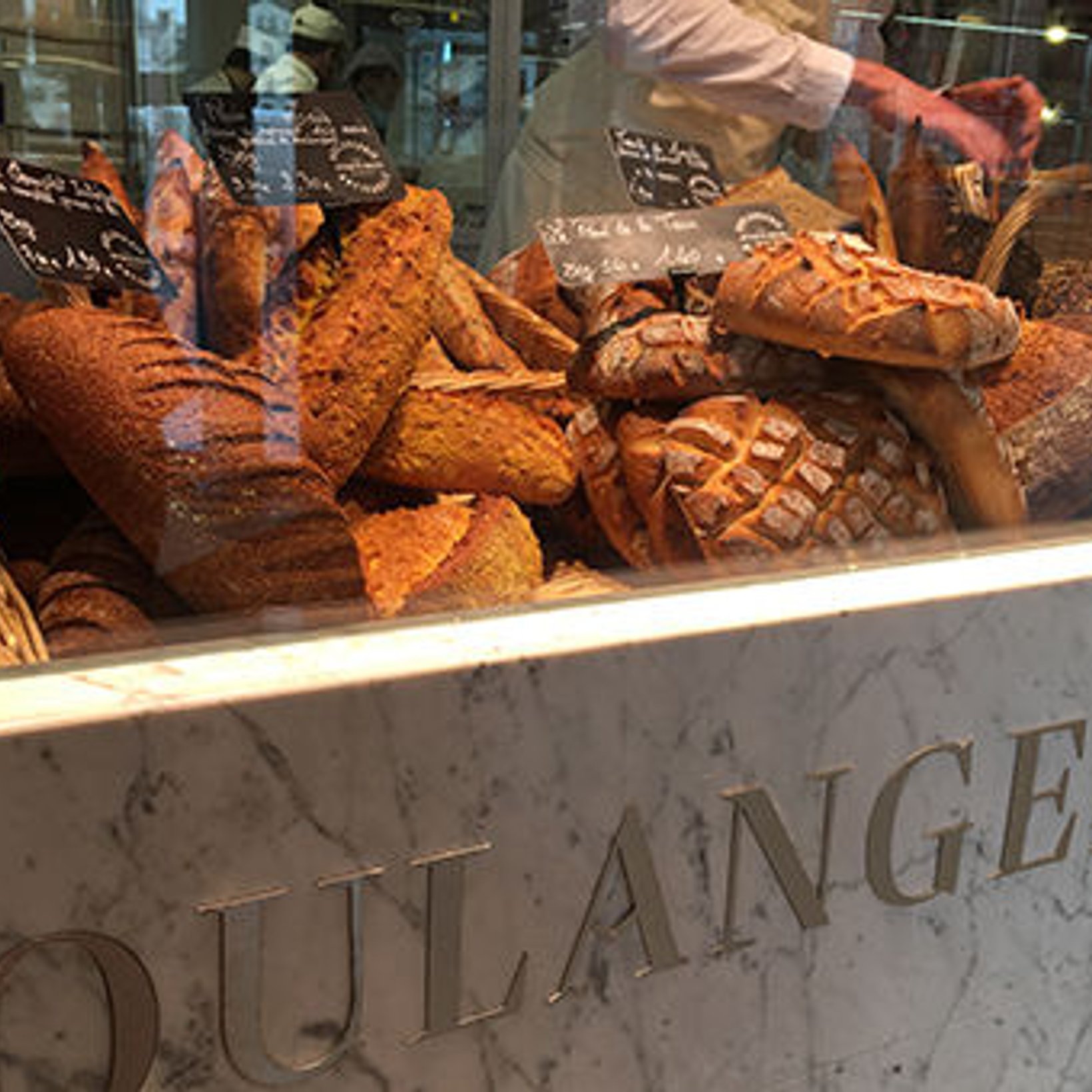 トゥール・ダルジャンのパン屋さんがパリ・セーヌ川沿いに。