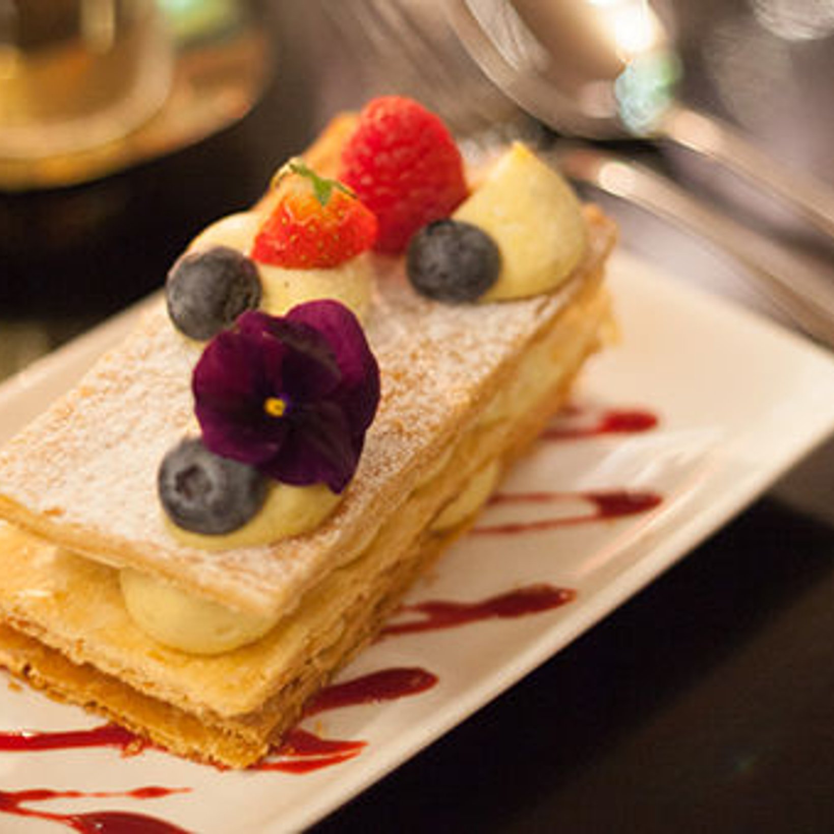 レトロなインテリアも可愛い、<br>気軽に楽しめるパリのフレンチレストラン3選。