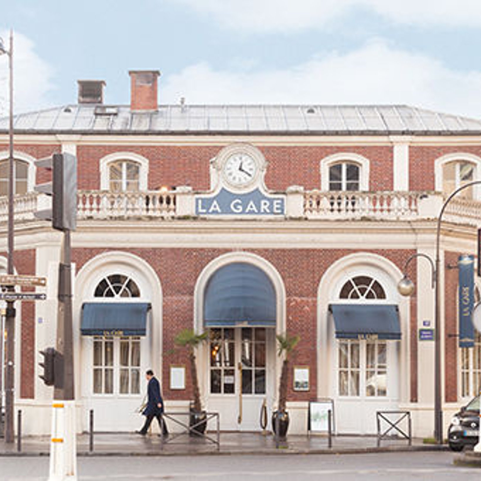 焼きたてクレープも絶品！　フランスの元駅舎でランチビュッフェを。