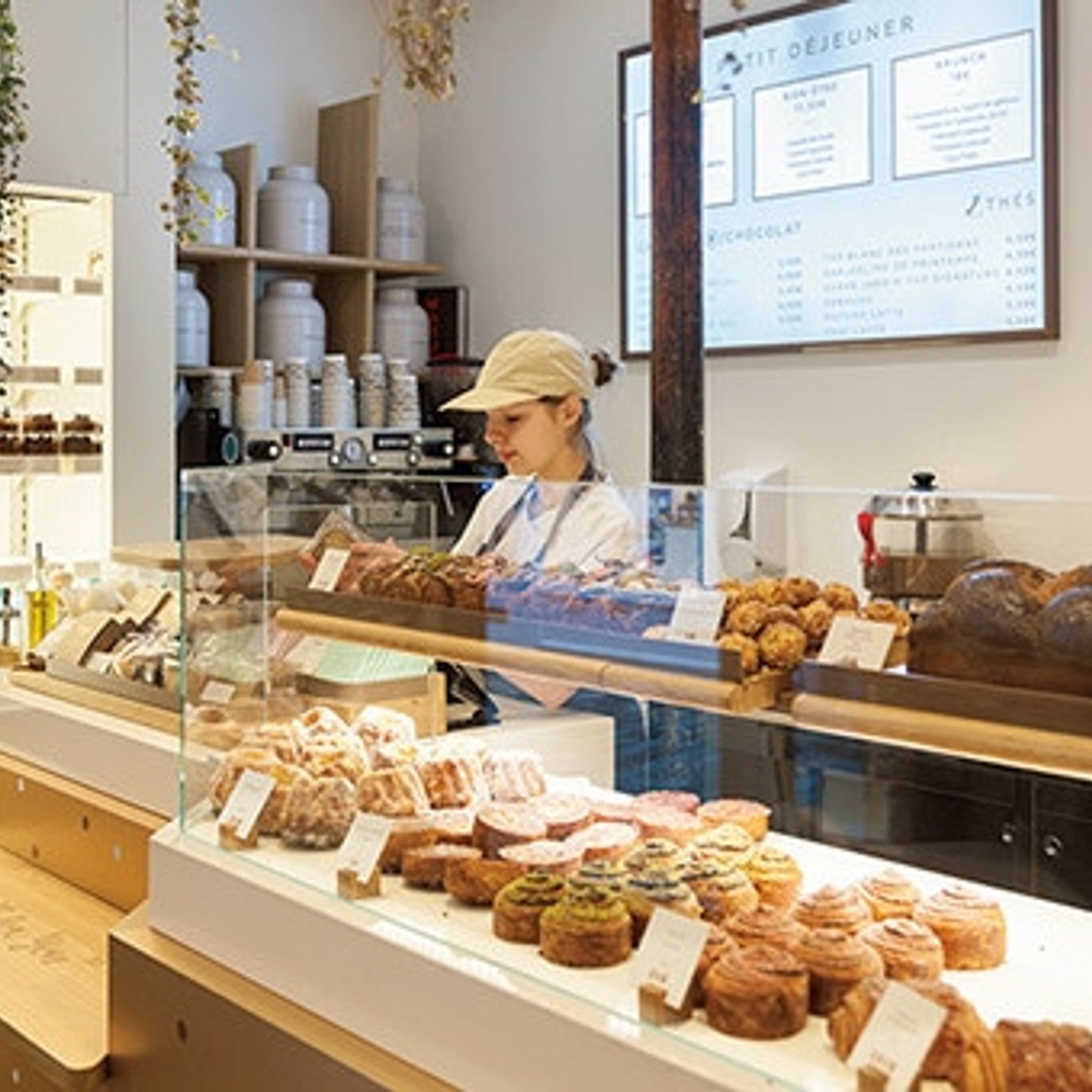 パリの可愛いパン屋で見つけた、そば粉入りクイニーアマン。