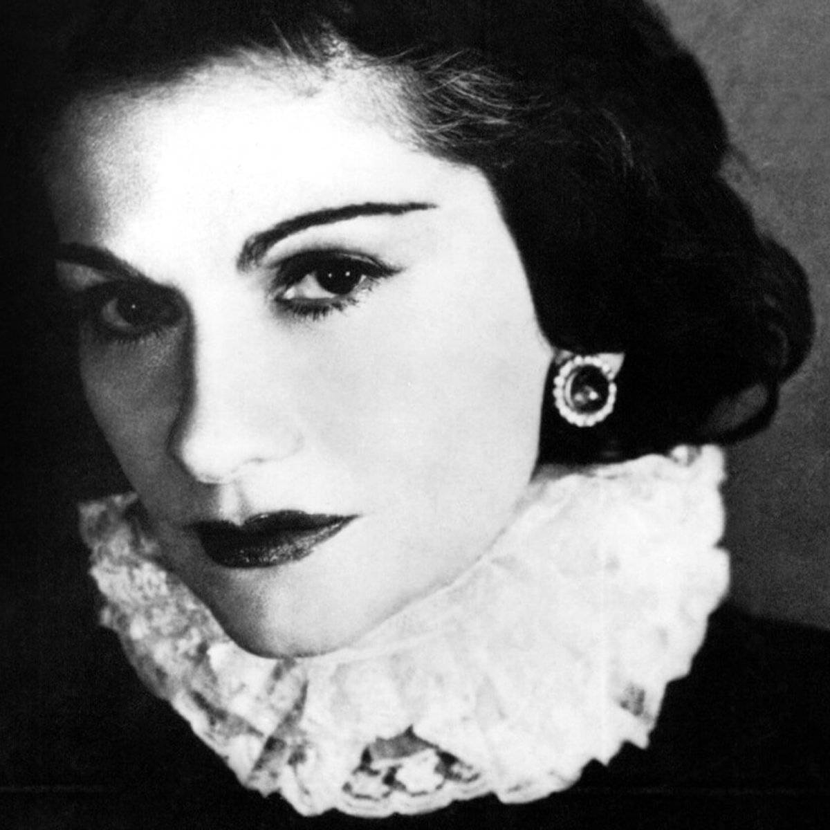 革新的に生き、生涯独身を貫いたガブリエル・シャネル。その生き方とは？