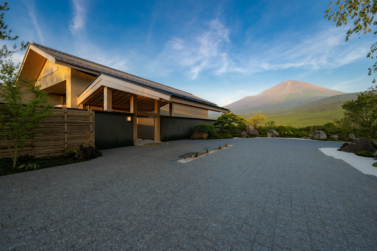 「GORA KADAN FUJI」の外観と富士山の景色。
