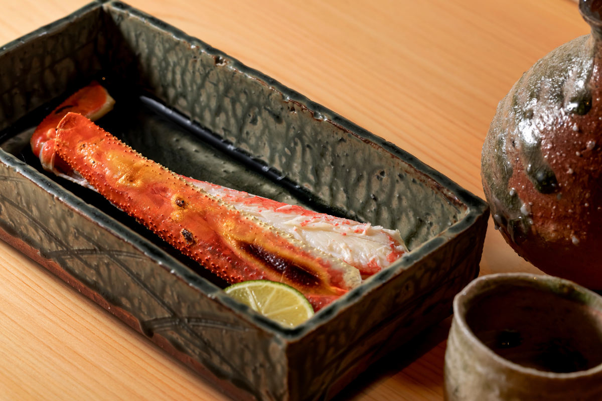 「GORA KADAN FUJI」のカウンター割烹で提供されるカニ。