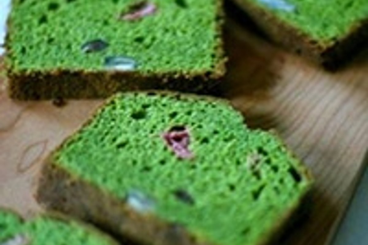 桜を使った春らしいケーキ。「抹茶のパウンドケーキ・桜と甘納豆入り