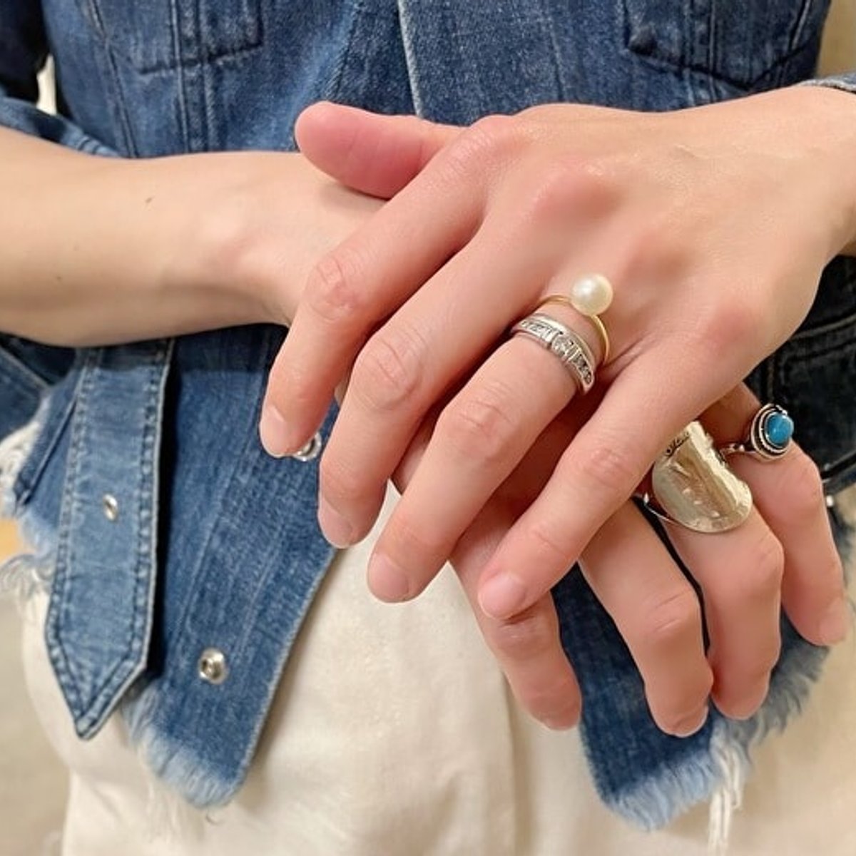 クラシカルとカジュアルが共存する上級コーデ。