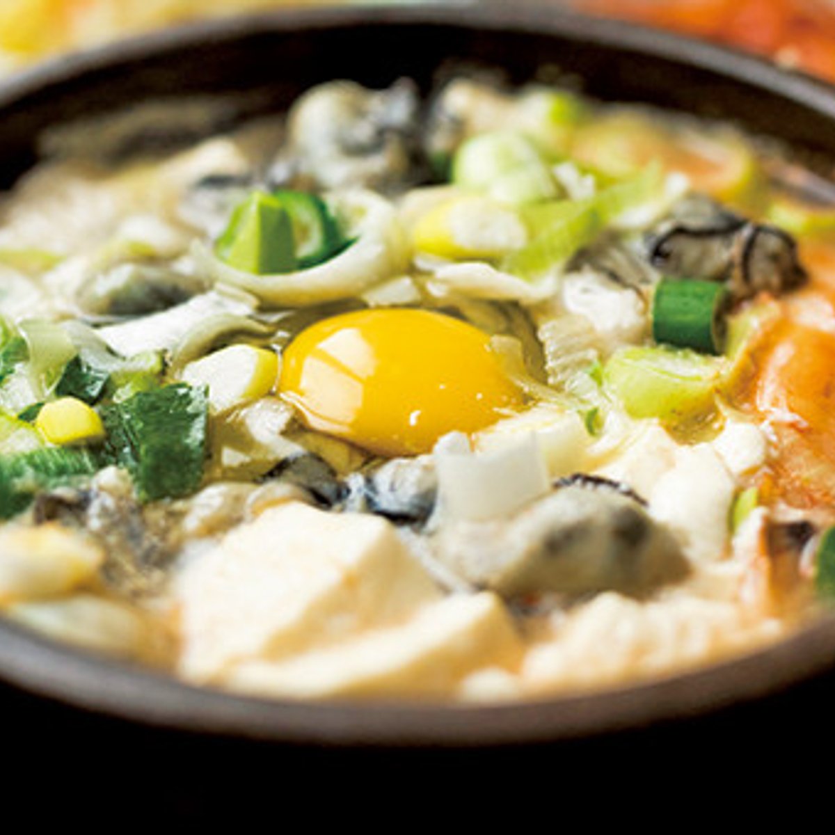 ソウルのオフィス街で、スンドゥブチゲの朝ごはん。