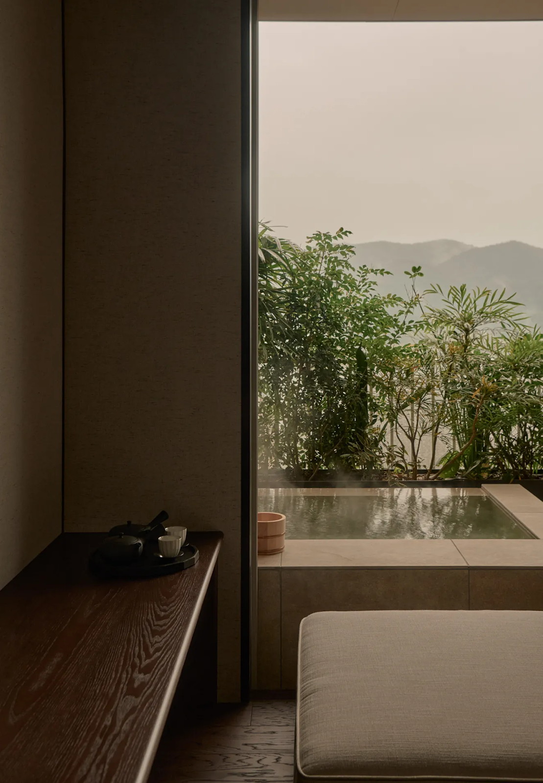 KÚON 箱根強羅の部屋内の温泉の様子。