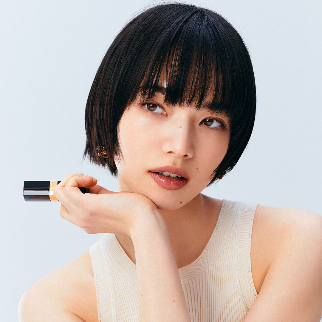 シャネル、ルージュ ココを纏った小松菜奈の新ビジュアルを公開！