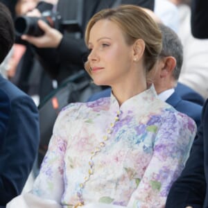 モナコ・シャルレーヌ公妃、思わず見惚れる春の装い。主役は気品あふれる「フラワープリント」のワンピース。