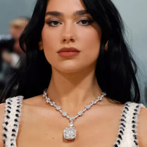 METガラの豪華なドレスに隠された、世界最高峰のジュエリー。