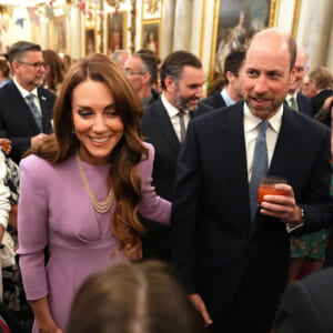キャサリン妃、ドレスにエリザベス2世への敬意を込めて。