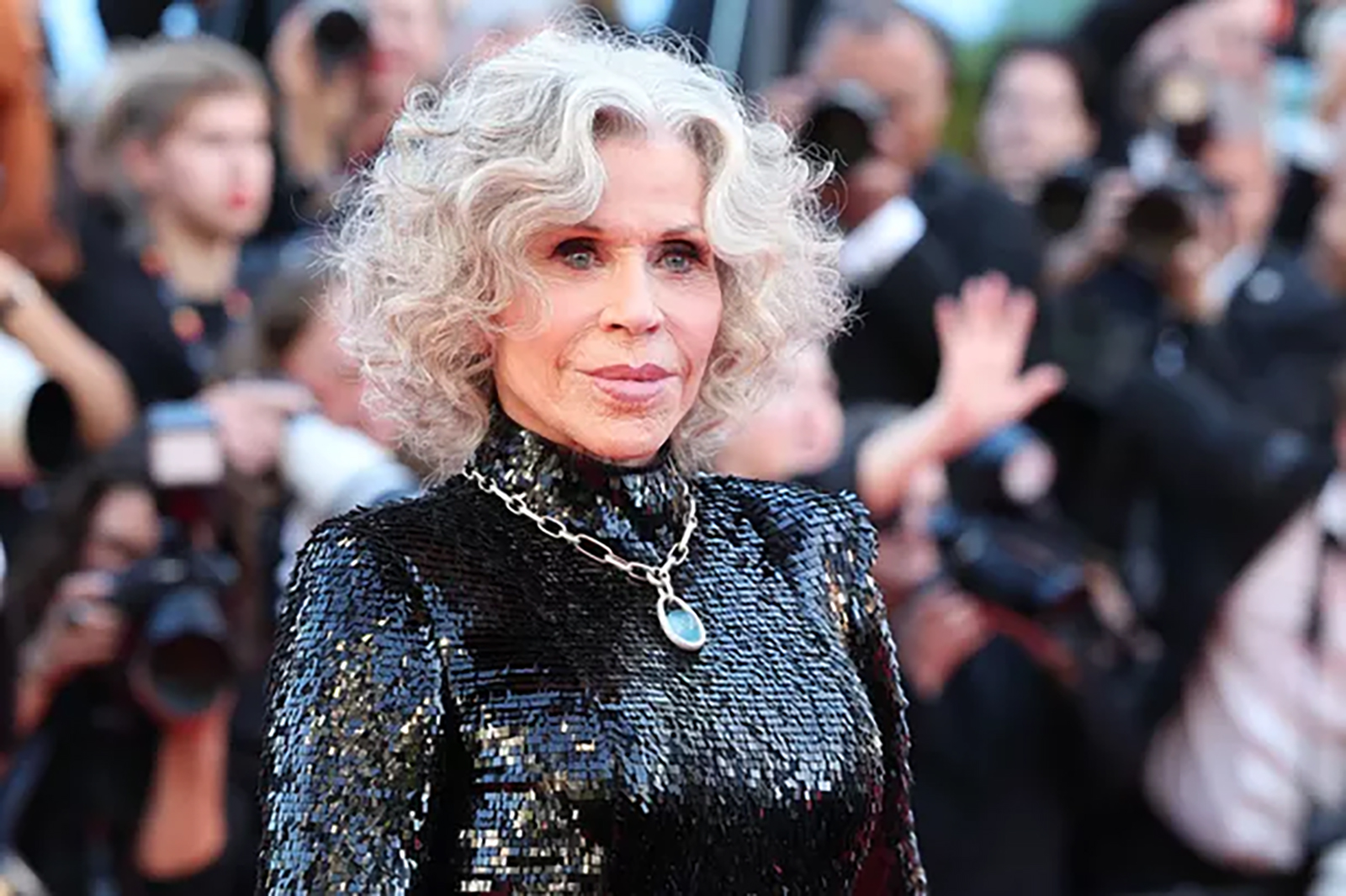 ジェーン・フォンダ、カンヌ国際映画祭のレッドカーペットにて。
